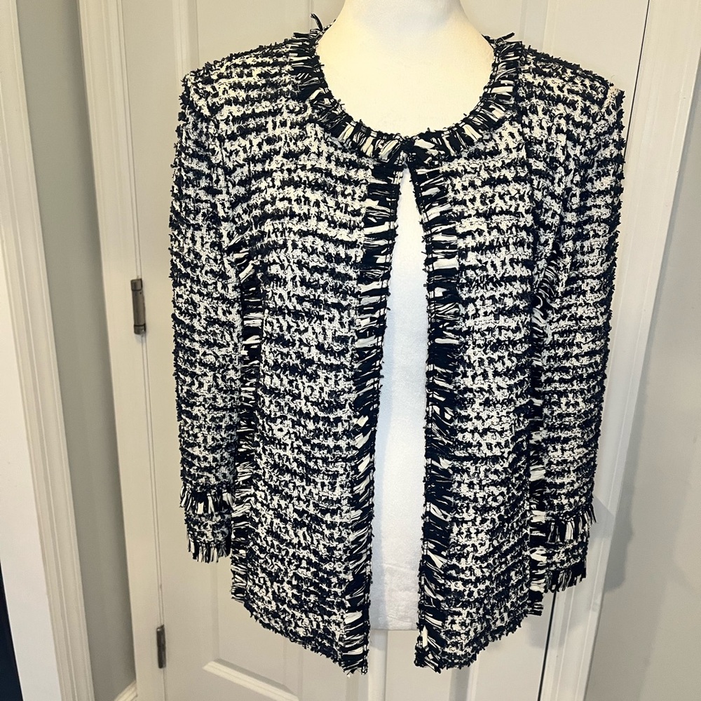 ST. JOHN Black & White Eyelash Textured Knit Fringe Cropped Bouclé Jacket, 12